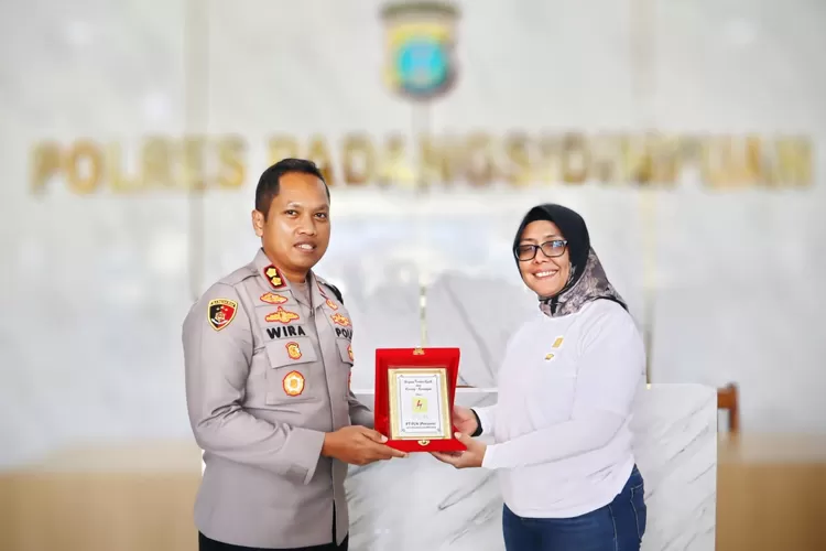 Manager PLN UP3 Padangsidimpuan Yessi Indra juga menyerahkan cinderamata kepada Kapolres Padangsidimpuan, AKBP Wira Prayatna, saat kunjungan audiensi sekaligus silaturahmi, Rabu (12/02/2025).(Realitasonline.id - RI)