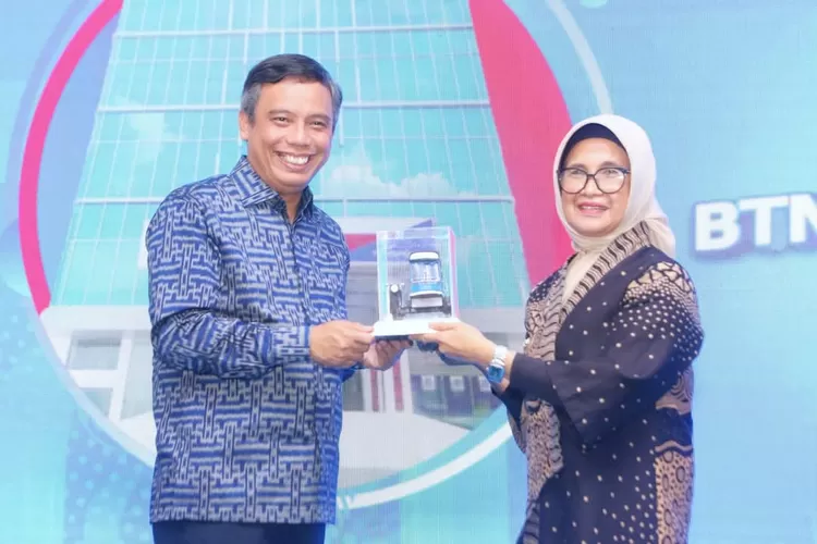 Wali Kota memberikan miniatur BSA kepada Dirut BTN Nixon LP Napitupulu. (Realitasonline.id - RH)