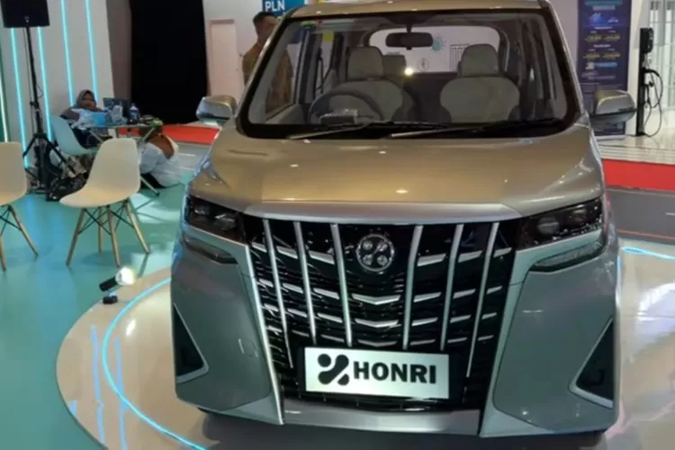 Desain eksterior Boma EV terinspirasi dari Toyota Alphard, memberikan tampilan premium meskipun dalam ukuran yang lebih kecil. (Tangkapan Layar YouTube AutonetMagz)
