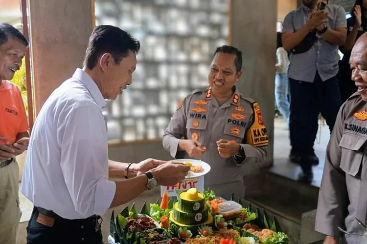 Ketua PWI Tabagsel Kodir Pohan memotong tumpeng pada acara syukuran HPN ke 79 tahun 2025 yang diselenggarakan Polres Padangsidimpuan di Viewpoint Cafe, Jalan Pangeran Diponegoro, Kota Padangsidimpuan, Jumat (14/2/2025)  (Realitasonline.id/Riswandy)