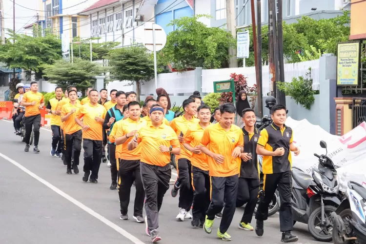 Kapolres Padangsidimpuan, AKBP Wira Prayatna, bersama personil Polres Padangsidimpuan melaksanakan kegiatan pembinaan fisik melalui olahraga lari pagi sejauh 10 kilometer, Jumat (14/2/2025).(Realitasonline.id - RI)