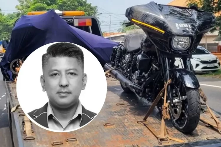 bendum Demokrat Renville Antonio meninggal saat kenderai Harley-Davidson FLHX Street Glide. (Realitasonline.id/ kolase)