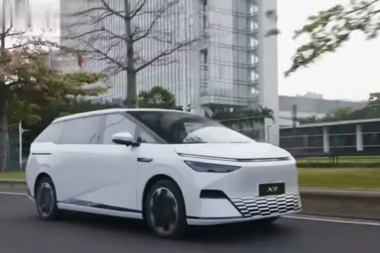ERA BARU MOBIL CANGGIH: XPENG X9 yang diluncurkan oleh perusahaan otomotif asal Tiongkok, Xpeng (Tangkapan Layar YouTube O Blitz)