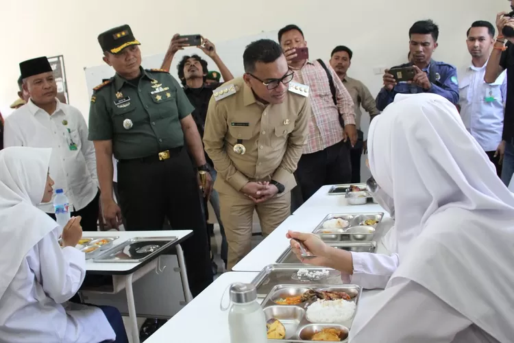 Bupati Abdya, Safaruddin melihat langsung jalannya Program Makan Bergizi Gratis di SMA Unggul Harapan Bangsa, di Kecamatan Susoh, Senin (17/2/2025).