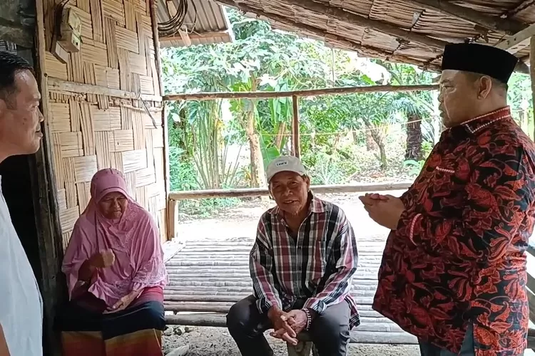 Namanya Nek Tuminam (54) warga Dusun II Desa Silau Padang Kecamatan Sipispis, Sergai menempati rumah bersama anaknya di atas tanah orang.