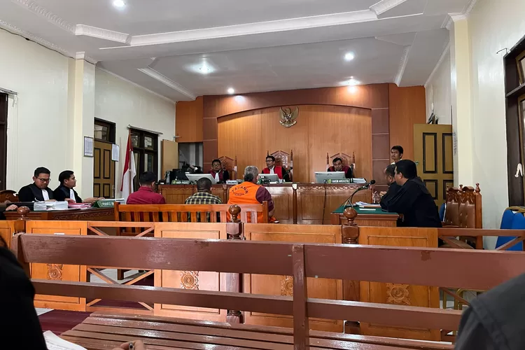 Sidang kasus pembunuhan satu keluarga wartawan di Karo