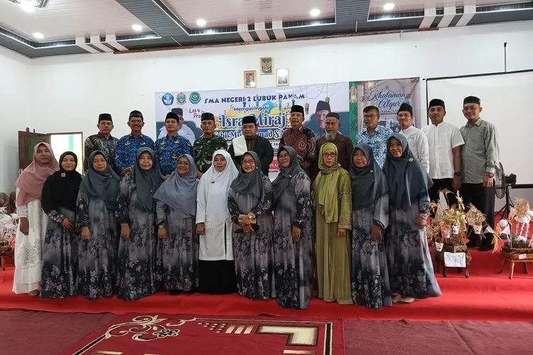 Kasek SMAN2 Lubuk Pakam, Sari Manurung (nomor 2 dari kiri atas) bersama para guru dan ustad pada peringatan Isra Miraj.