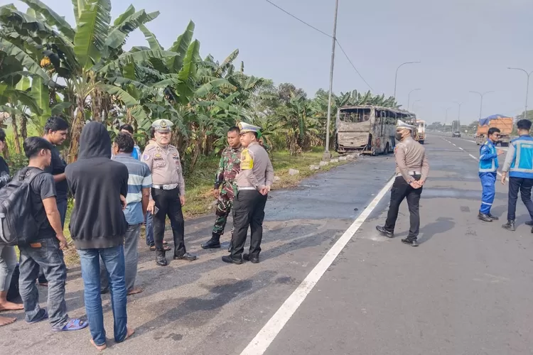 Bus yang terbakar usai disenggol mobil double cabin Toyota Hilux di jalan tol Lubuk Pakam.