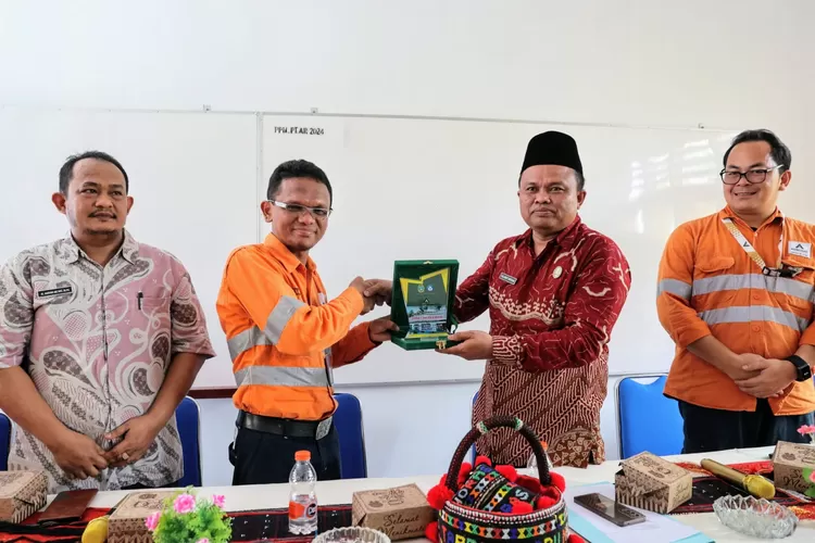 General Manager Operations sekaligus Deputy Director Operations PTAR, Rahmat Lubis, melakukan serahterima renovasi dan pembangunan sekolah di Tapsel. (Realitasonline.id - RI)