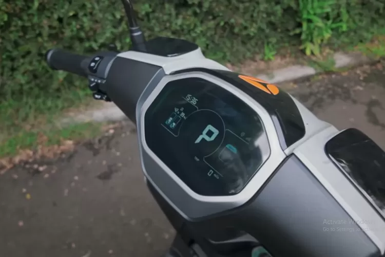 Yadea Velax adalah sepeda motor listrik pintar yang baru saja diluncurkan di Indonesia International Motor Show (IIMS) 2025. (Tangkapan Layar YouTube Den Dimas)