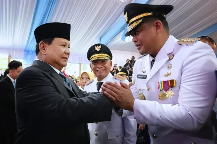 Presiden Prabowo Subianto tampak menyalami Gubsu Bobby Nasution usai dilantik di Istana Merdeka Jakarta, Kamis (20/2/2025).