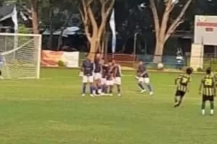 Laga ini berlangsung sengit sejak awal. Pada babak pertama, kedua tim tampil solid, saling melancarkan serangan, namun pertahanan yang kokoh dari masing-masing tim membuat skor tetap 0-0 hingga turun minum.