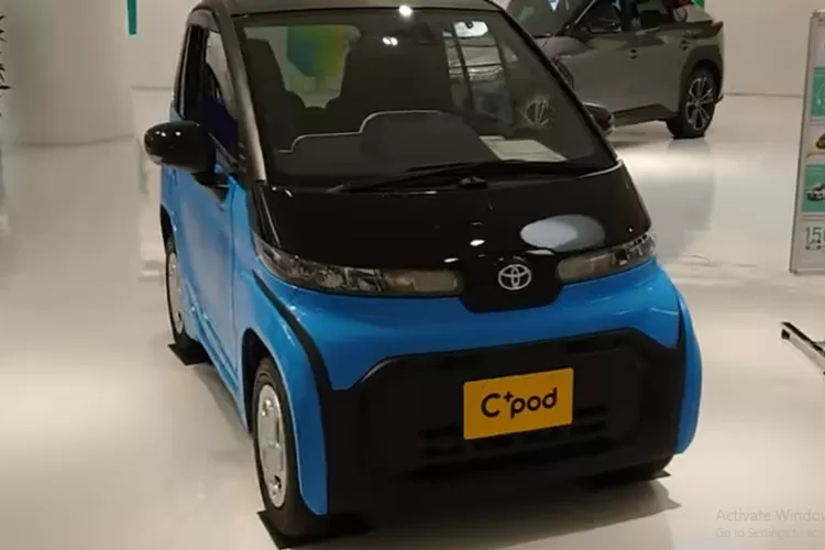 Toyota C Plus Pod adalah kendaraan listrik kompak dengan dua tempat duduk yang dirancang terutama untuk perjalanan di kota. (Tangkapan Layar YouTube IS Enform ENG)