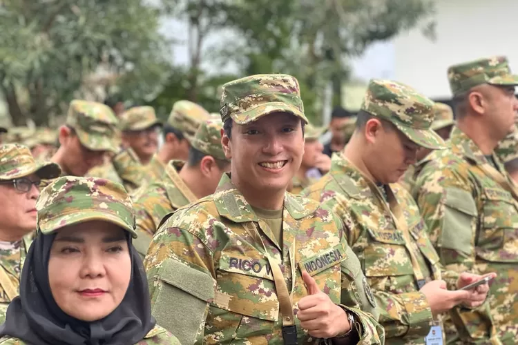 Walikota Medan Rico Waas tampak tersenyum diantara barisan kepala daerah se Indonesia saat akan mengikuti kegiatan retreat di Akmil Magelang, Jumat (21/2/2025).