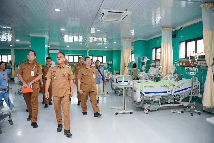 Wakil Walikota Medan Zakiyuddin Harahap sapa pasien saat tinjau RS Pirngadi Medan, Senin (24/2/2025).