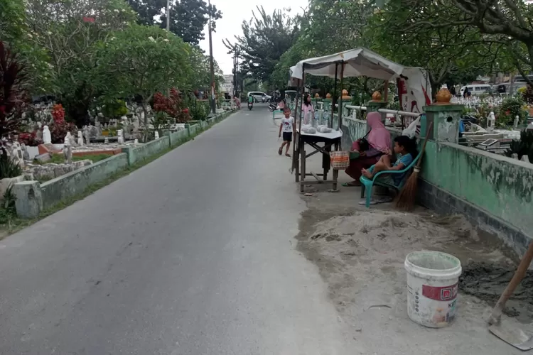 Menjelang bulan suci Ramadan 1446 Hijriah/2025 M para  pedagang bunga tabur musiman masih sepi pembeli di Taman Pemakaman Muslim Krakatau  (Realitasonline.id/AH)