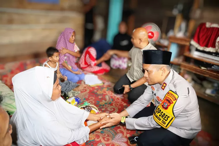 Kapolres Padangsidimpuan, AKBP Dr. Wira Prayatna, bersama Wakil Ketua II DPRD Kota Padangsidimpuan, H. Rusyidi Nasution dan tim medis Polres (Realitasonline.id/Riswandy)