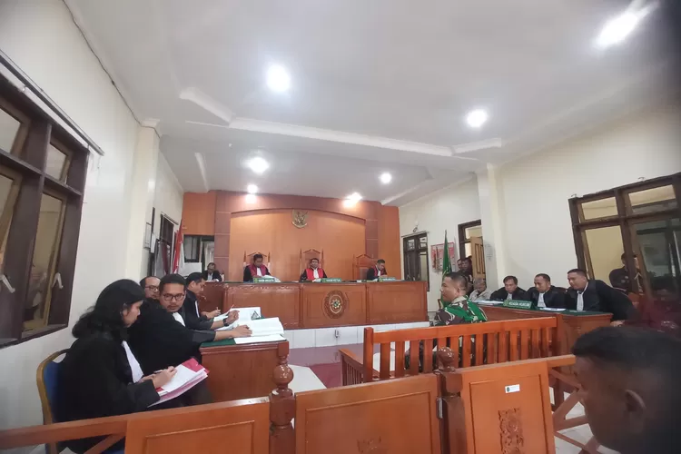 Persidangan kasus dugaan pembunuhan satu keluarga wartawan di Karo yang diduga libatkan aknum TNI (Realitasonline.id - ist)