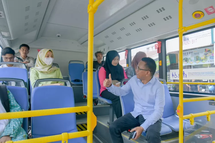 Wakil Walikota Medan Zakiyuddin Harahap naik bus listrik menuju kantor, Selasa (25/2/2025). Tampak berbincang hangat dengan masyarakat yang mengaku nyaman seraya berterima kasih ke Mantan Walikota Bobby Nasution.