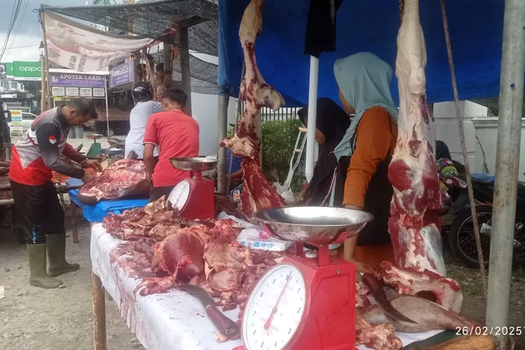 Pedagang yang menjual daging menjelang hari Meugang di Jalan Persada Blangpidie, Abdya, Rabu (26/2/2025).