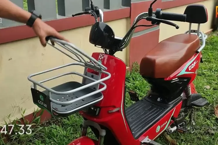 Sepeda listrik GOFAR 3 menawarkan spesifikasi dan fitur yang menarik bagi pengguna yang mencari kendaraan ramah lingkungan dengan performa handal. (Tangkapan Layar YouTube Ragam Media)