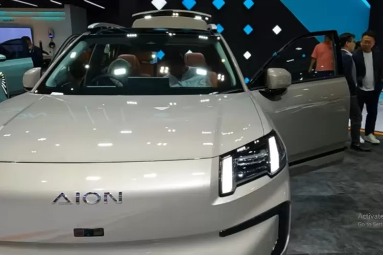 AION V merupakan SUV listrik yang baru saja diluncurkan di Indonesia, menawarkan kombinasi desain mewah, fitur canggih, dan material berkualitas tinggi. (Tangkapan Layar YouTube Hobbytomotive)