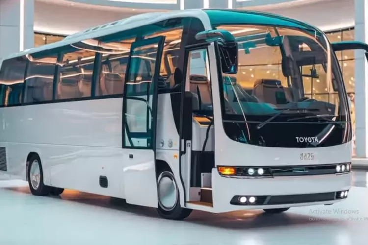 Toyota Coaster High Roof 2025 adalah mini bus mewah yang memadukan kenyamanan, fitur canggih, dan performa secara sempurna (Tangkapan Layar YouTube The Smart Drive)