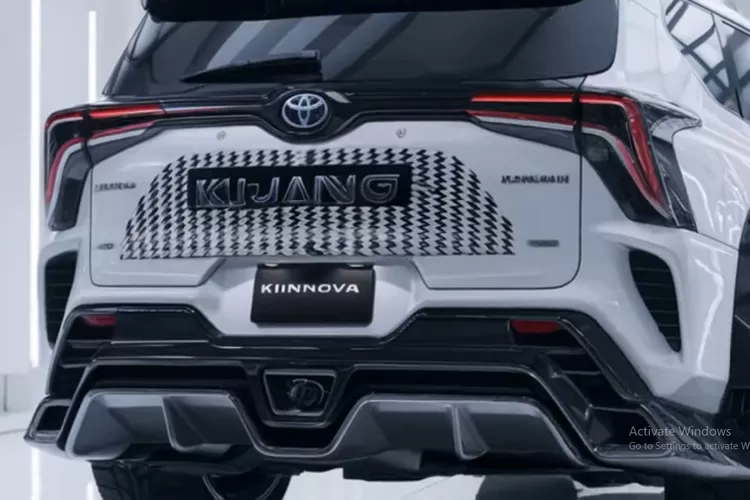 Toyota Kijang Innova Reborn 2025 hadir sebagai MPV keluarga terbaik dengan berbagai pembaruan signifikan. (Tangkapan Layar YouTube  Car Place)