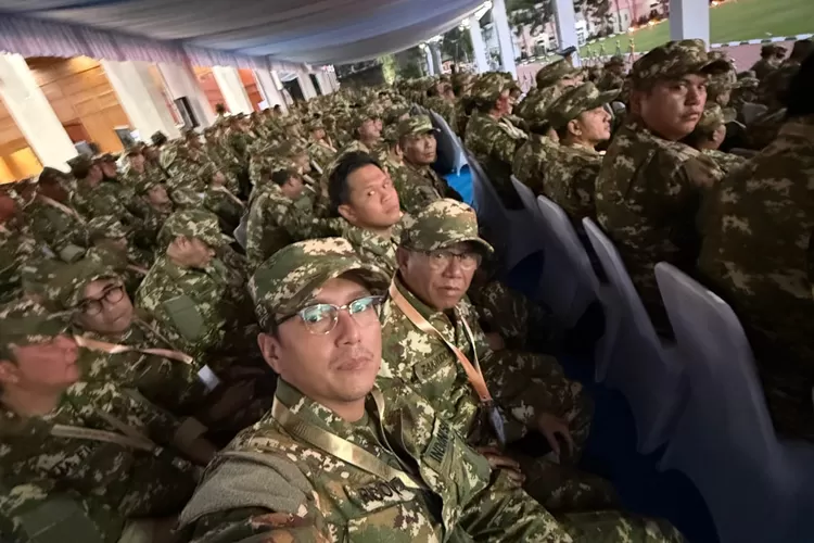 Walikota Rico Waas dan Wakil Walikota Medan Zakiyuddin Harahap mengikuti jalannya upacara Parade Senja dan penurunan Bendera Merah Putih di Akmil Magelang Jawa Tengah, Kamis (27/2/2025).