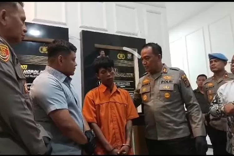 Kapolres Pelabuhan Belawan AKBP Janton Silaban didampingi Kasat Reskrim AKP Riffi Noor Faizal saat memaparkan Tersangka DM (19) pembunuhan sadis disertai pemerkosaan terhadap anak di bawah umur 
