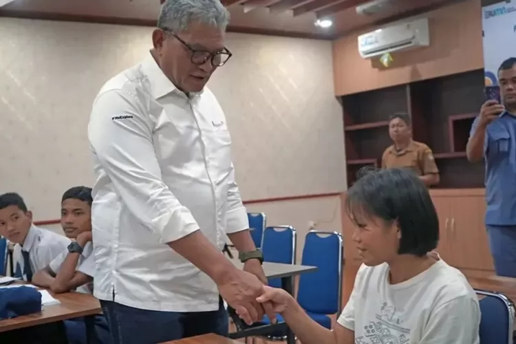 Dalam kunjungannya, Martuani Sormin menekankan pentingnya pendidikan dalam membangun masa depan.