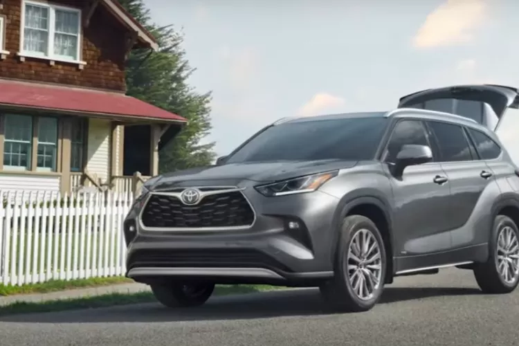Toyota Highlander 2025 hadir sebagai SUV modern yang menggabungkan kenyamanan, teknologi canggih, dan performa handal