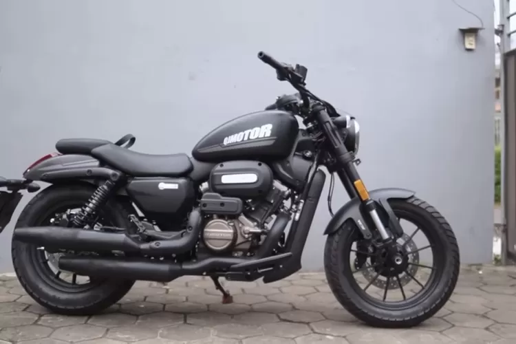 Konsep "Baby Harley", yaitu Bobber Matic Custom yang mengusung gaya ala Harley-Davidson tetapi berbasis skutik. (Tangkapan Layar YouTube Atenx Katros)