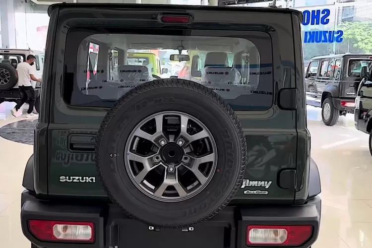 Suzuki Jimny 5 door tahun 2025 merupakan perluasan dari kendaraan off-road kompak Suzuki yang terkenal. (Tangkapan Layar YouTube  Car TV Daily)