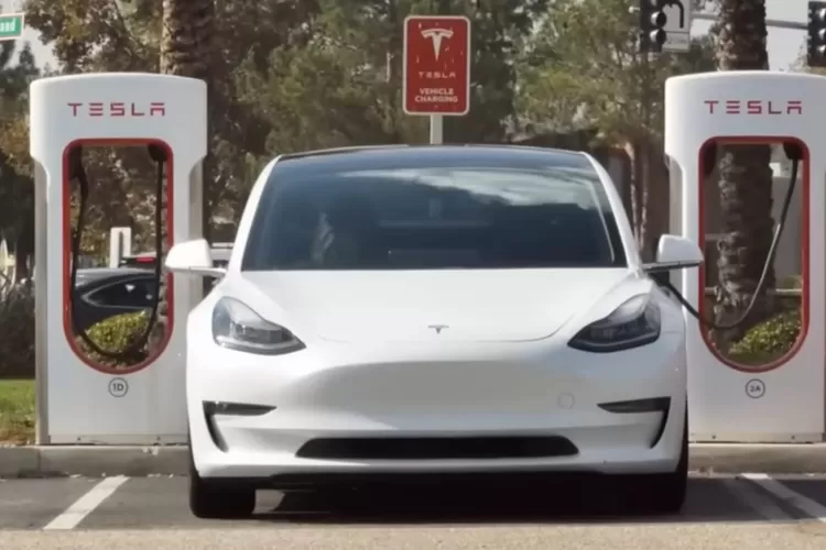 Toyota telah mengumumkan terobosan dalam pengembangan baterai kendaraan listrik (EV) dengan teknologi solid-state. (Tangkapan Layar YouTube  VanDjen Media)