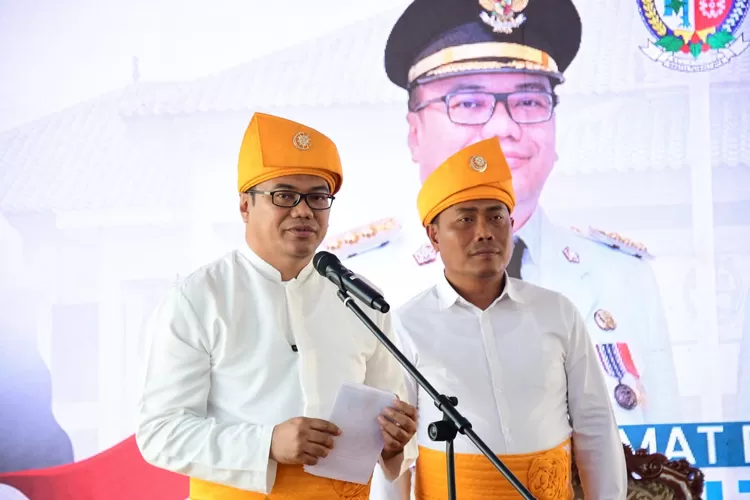 Bupati Deli Serdang Asri Ludin Tambunan didamping Wakil Bupati Lom Lom Suwondo