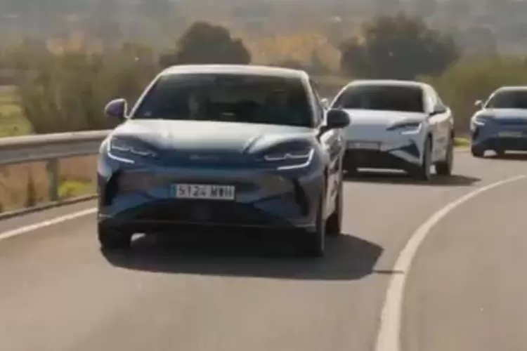 BYD Sealion 7 mengusung bahasa desain modern yang stylish dan aerodinamis, memberikan tampilan yang agresif sekaligus elegan. (Tangkapan Layar YouTube AMAZE CAR)