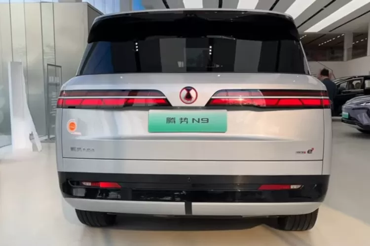 Denza N9 2025 adalah SUV plug-in hybrid (PHEV) mewah yang diproduksi oleh Denza, merek premium dari BYD. (Tangkapan Layar YouTube Auto 4K)