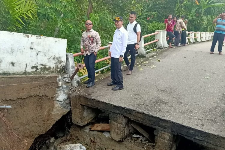 Ketua DPRK Abdya Roni Guswandi (baju batik) didampingi Plt Sekda Abdya Rahwadi meninjau lokasi jembatan putus di Alue Rambot Kecamatan Lembah Sabil, Rabu (5/3/2025)