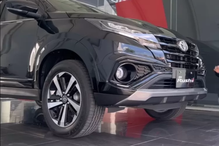Toyota Rush 2024 masih menjadi pilihan menarik di segmen Low SUV di Indonesia. (Tangkapan Layar YouTube AutonetMagz)