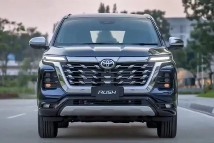 Toyota Rush 2025 hadir dengan desain yang lebih segar dan agresif, menjadikannya SUV yang tetap tangguh namun semakin stylish. (Tangkapan Layar YouTube Auto Network)