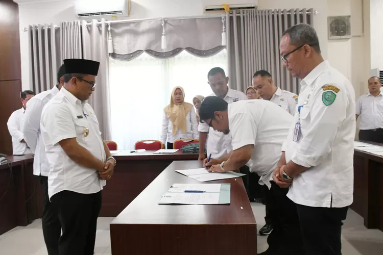 Wali Kota Padangsidimpuan Letnan Dalimunthe didampingi Wawako Harry Pahlevi saksikan penandatnganan perjanjian kinerja di aula kantor walikota