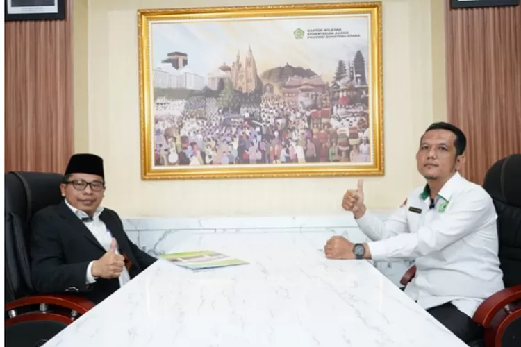 Kabid PHU Kanwil Kemenag Sumut Zulkifli Sitorus (kiri) didampingi Anggota Tim Humas Data dan Informasi Imam Mukhair.