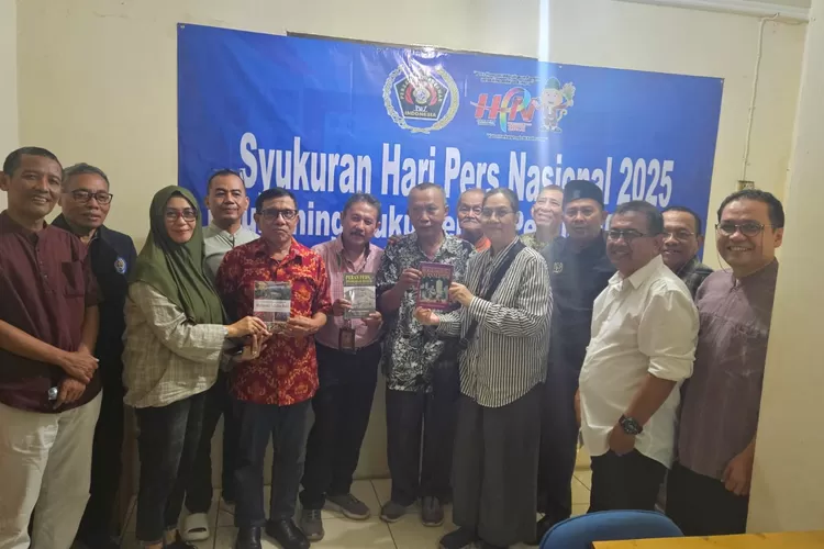 Pernak Pernik HPN 2025 diinisiasi oleh Budi Nugraha yang juga bertindak sebagai editor. Buku ini adalah kumpulan karya yang ditulis oleh panitia HPN dan wartawan senior anggota PWI. 
