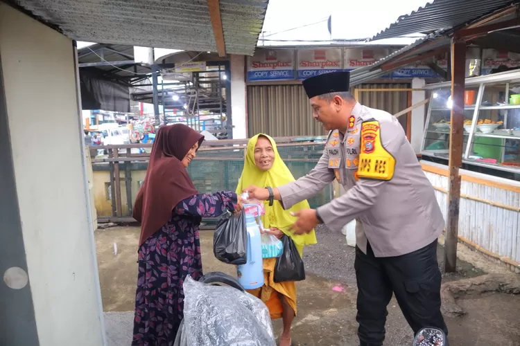 Polres Madina berbagi takjil