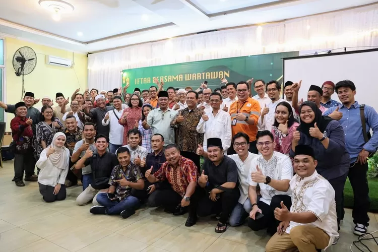 Jajaran management PTAR foto bersama dengan awak media usai buka puasa bersama di aula Resort Matahari Mangga Dua Pandan (Realitasonline.id/Riswandy)