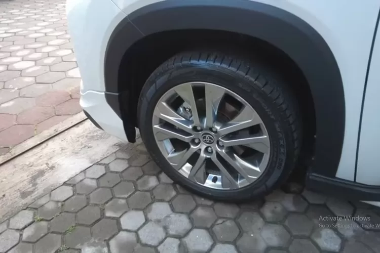 Salah satu kelemahan Toyota Innova Zenix, yaitu ban yang tipis setelah pemakaian 6 bulan membuat konsumen selalu mengeluh. (Tangkapan Layar YouTube  GungguLearning)