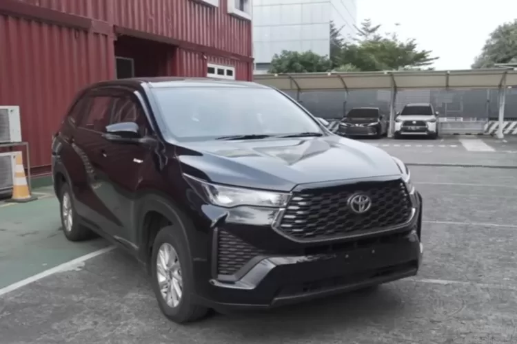 Toyota Innova Zenix yang varian bensin non-hybrid memang kalah pamor dibandingkan versi hybrid (Tangkapan Layar YouTube Motomobi)