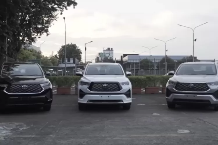 Memilih Toyota Kijang Innova Zenix antara G Hybrid (Rp400 jutaan), V Hybrid (Rp500 jutaan), atau Q Hybrid TSS (Rp600 jutaan). (Tangkapan Layar YouTube Motomobi)