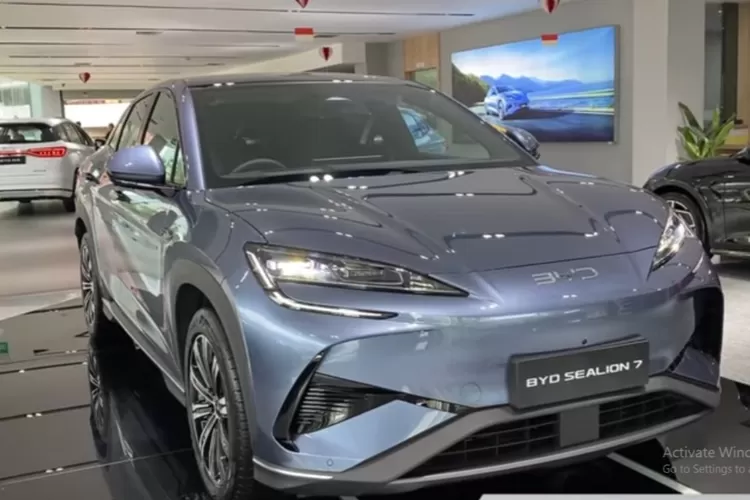 BYD telah meluncurkan Sealion 7, sebuah SUV crossover listrik menengah yang dirancang untuk bersaing dengan Tesla Model Y. (Tangkapan Layar YouTube Carstore Indonesia)